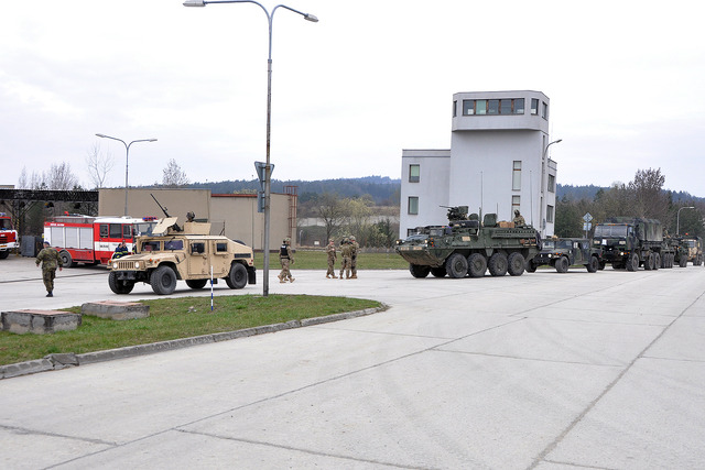 Konvoj vjíždí do vyškovského autoparku