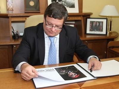 Jako první se do kondolenční knihy zapsal ministr obrany Alexandr Vondra 