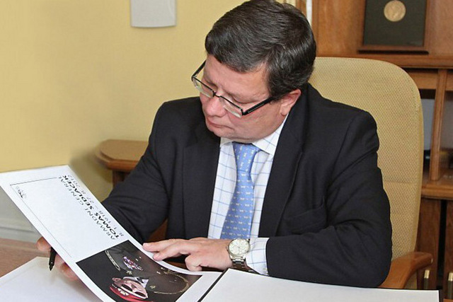 Alexandr Vondra při zápisu do kondolenční knihy 2