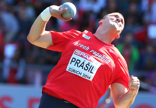 Koulař Ladislav Prášil za 19,83 m obsadil 13. místo