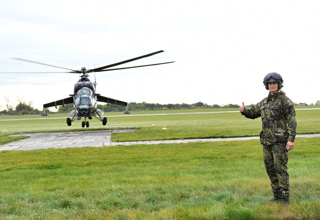 kpt. Barbora Špotáková - Vojenský výcvik mistrů světa z Dukly v bojovém vrtulníku