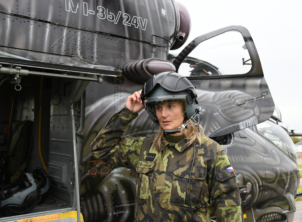 kpt. Barbora Špotáková -Vojenský výcvik mistrů světa z Dukly v bojovém vrtulníku 