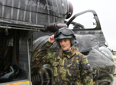 kpt. Barbora Špotáková -Vojenský výcvik mistrů světa z Dukly v bojovém vrtulníku 