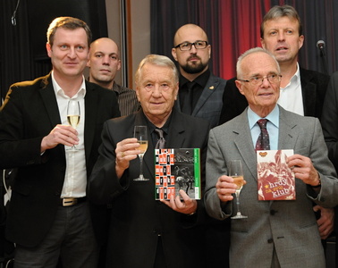 Fotbalová Dukla křtila DVD film Hrdý na svůj klub a knihu Dukla mezi mrakodrapy