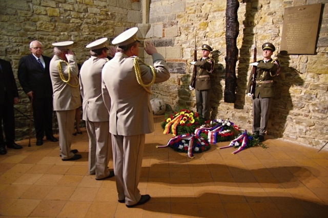 Křížová chodba a vzdání holdu