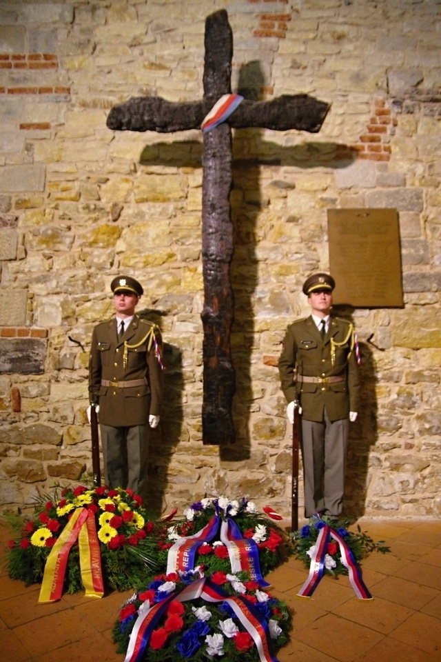 Křížová chodba s věnci