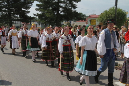 Krojovaný průvod