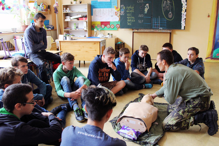 Vojenští zdravotníci učili děti, jak se mají chránit před chemickými látkami