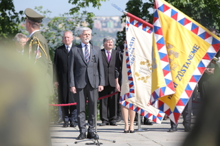 Prezident Petr Pavel sleduje přinesení historických praporů