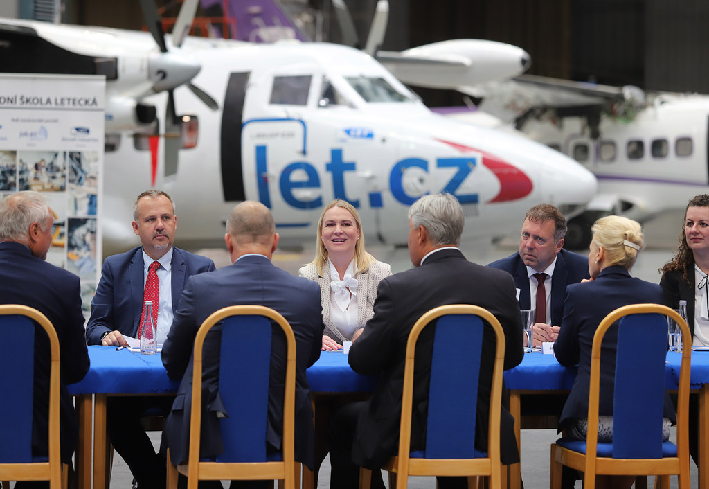 Ministryně obrany navštívila během páteční pracovní cesty také čtyři významné firmy zlínského regionu: LET Kunovice – Aircraft Industries, COLT CZ Group, MESIT holding a EVPÚ Defence.