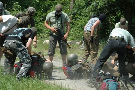 Vojáci naučí novináře, jak přežít v nebezpečných situacích