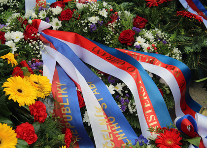Květinový dar za Ministerstvo obrany ČR