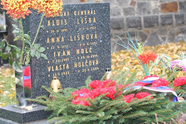 Květiny u hrobu armádního generála Aloise Lišky