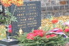 Květiny u hrobu armádního generála Aloise Lišky