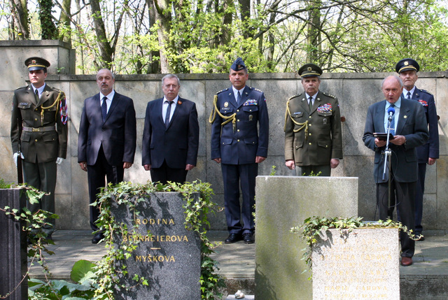 Květnové události roku 1945 si do pražských Vokovic přišli připomenout zástupci Parlamentu ČR, Armády ČR, ČSBS a Česko-ruské společnosti