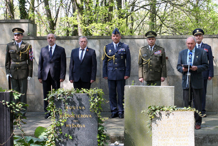 Armáda uctila oběti války v pražských Vokovicích a Dejvicích