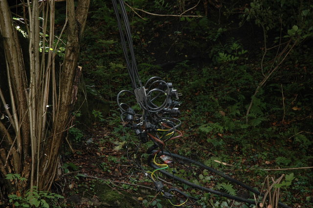 Kvůli mostu musel být odstraněn sloup elektrického vedení