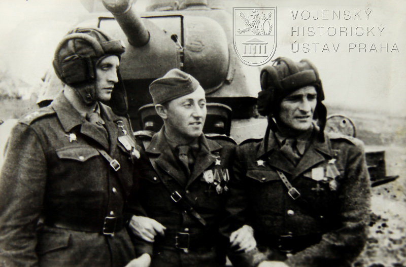 Před tankem T-34 Jan Žižka jsou zachyceni vyznamenaní důstojníci 1. čs. samostatné brigády v SSSR, která při osvobození Kyjeva 6. listopadu 1943 jako první pronikla do středu města. Zleva: Richard Tesařík, Antonín Sochor, Josef Buršík.