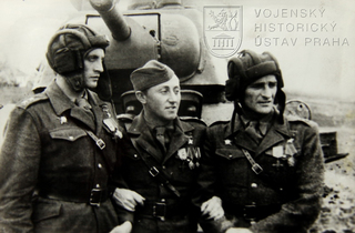 Před tankem T-34 Jan Žižka jsou zachyceni vyznamenaní důstojníci 1. čs. samostatné brigády v SSSR, která při osvobození Kyjeva 6. listopadu 1943 jako první pronikla do středu města. Zleva: Richard Tesařík, Antonín Sochor, Josef Buršík.