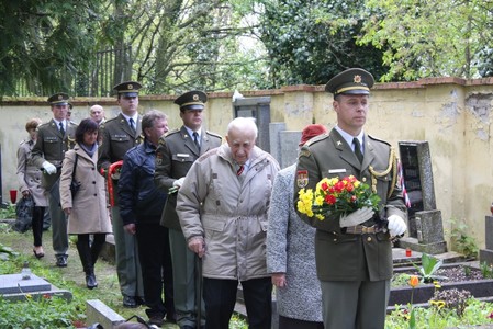 Kytici přišli položit i pamětníci květnových událostí