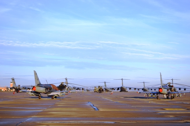 L-159 se sedmi C-17 a dalšími letouny v pozadí