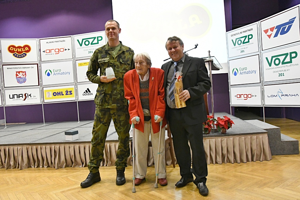 Legenda oštěpu Dana Zátopková ocenila dlouholetého kuchaře Dukly Miloslava Carvana  a za medaili na MS v oštěpu mužů Petra Frydrycha.