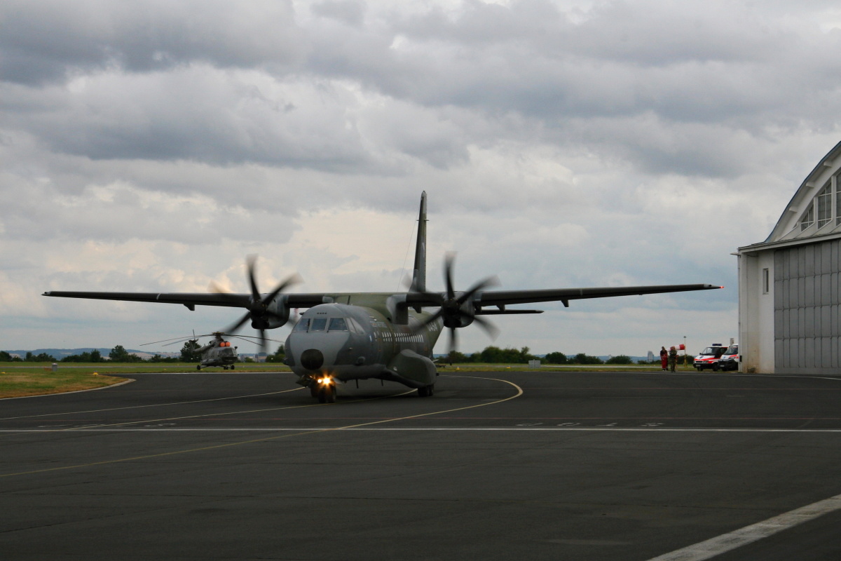 Letoun přijíždí k terminálu