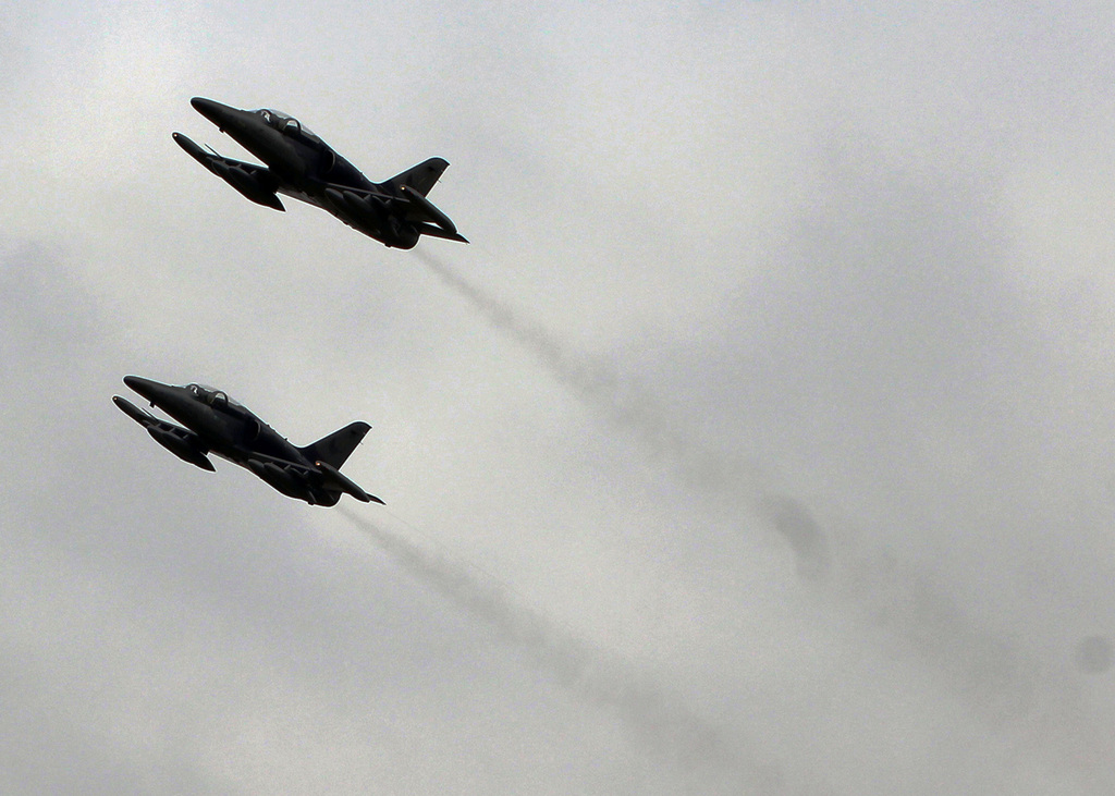 Letouny L-159 Alca se přehnaly jen kousek nad hlavami diváků