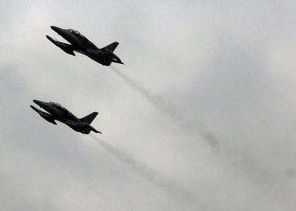 Letouny L-159 Alca se přehnaly jen kousek nad hlavami diváků