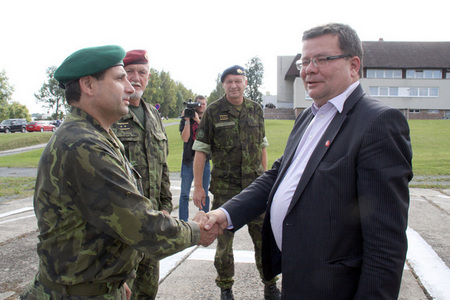 Přednosta Vojenského újezdu Libavá pplk. Josef Dřímal s ministrem obrany Alexandrem Vondrou