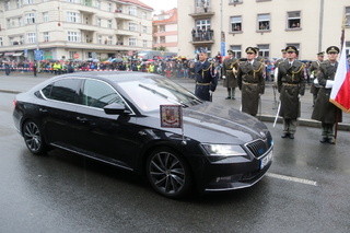 Limuzína prezidenta Miloše Zemana přijíždí k pódiu