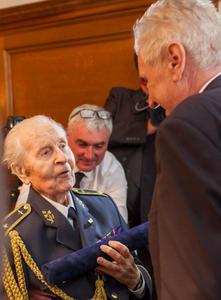 Prezident ČR Miloš Zeman předává plk. M. Liškutínovi diplom s povýšením do hodnosti brig. generála  (převzato z webu Velvyslanectví ČR v Londýně)