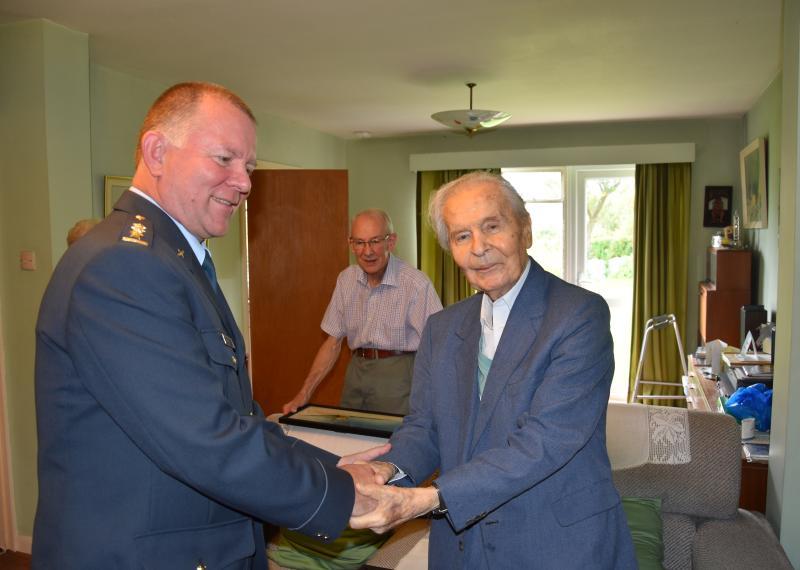 Přidělenec obrany ČR ve Velké Británii plk. Jiří Svatoš blahopřeje Miroslavu Liškutínovi k jeho 98. narozeninám