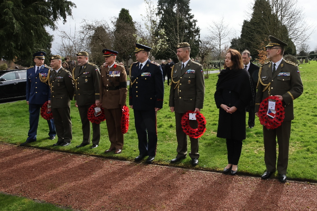 V pátek 15. 3. 2024 ve Wirralu nedaleko Liverpoolu vzdali zástupci Vojenské kanceláře prezidenta republiky, Velvyslanectví ČR ve Velké Británii a Ministerstva obrany ČR spolu se zástupci britské armády poslední hold válečnému veteránu majoru Ervinu Hoidovi, který zesnul ve věku 105 let. 