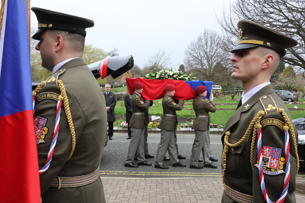 V pátek 15. 3. 2024 ve Wirralu nedaleko Liverpoolu vzdali zástupci Vojenské kanceláře prezidenta republiky, Velvyslanectví ČR ve Velké Británii a Ministerstva obrany ČR spolu se zástupci britské armády poslední hold válečnému veteránu majoru Ervinu Hoidovi, který zesnul ve věku 105 let. 