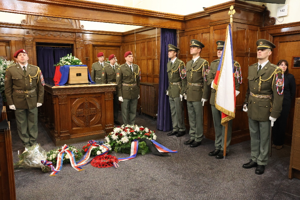 V pátek 15. 3. 2024 ve Wirralu nedaleko Liverpoolu vzdali zástupci Vojenské kanceláře prezidenta republiky, Velvyslanectví ČR ve Velké Británii a Ministerstva obrany ČR spolu se zástupci britské armády poslední hold válečnému veteránu majoru Ervinu Hoidovi, který zesnul ve věku 105 let. 