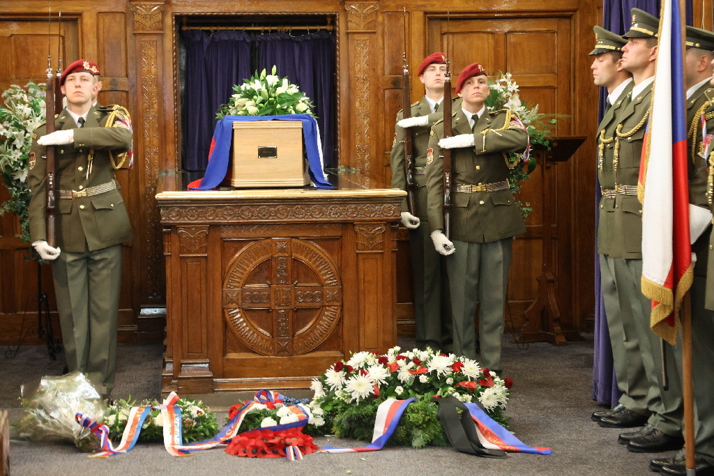 V pátek 15. 3. 2024 ve Wirralu nedaleko Liverpoolu vzdali zástupci Vojenské kanceláře prezidenta republiky, Velvyslanectví ČR ve Velké Británii a Ministerstva obrany ČR spolu se zástupci britské armády poslední hold válečnému veteránu majoru Ervinu Hoidovi, který zesnul ve věku 105 let. 