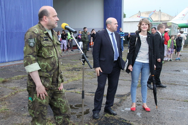 Ředitel VHÚ Aleš Knížek, velvyslanec Izraele Gary Koren a autorka fotografií výstavy The Wingmen Pavlína Schultz
