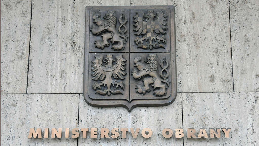 ÚOHS: Ve věci oprav pancéřovaných oken pro armádu ministerstvo postupovalo v souladu se zákonem