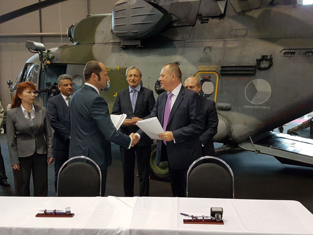 Náměstek ministra obrany Pavel Beran podepsal na veletrhu smlouvu s ředitelem státního podniku LOM Praha Romanem Pláničkou  na modernizaci vrtulníků Mi-17 Armády České republiky 