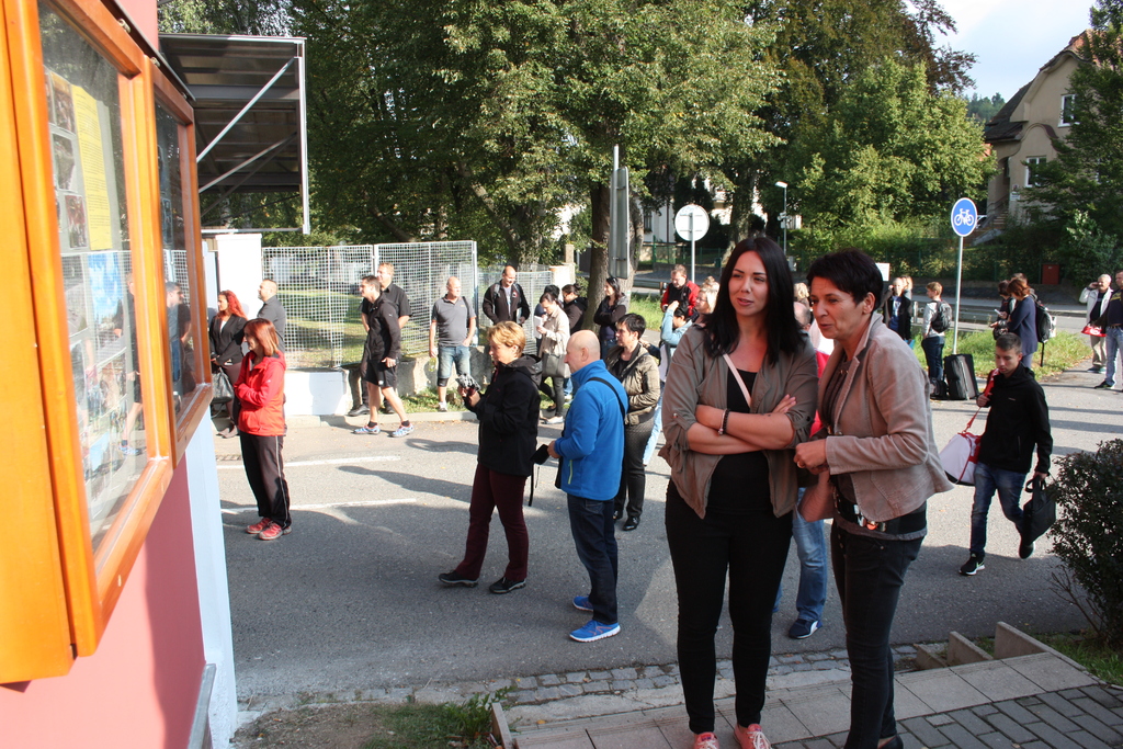 Loučení s rodiči před branou školy