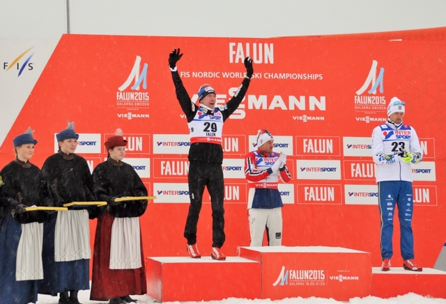 Lukáš Bauer skáče na stříbrný post stupnů vítězů. Foto Svaz lyžařů ČR