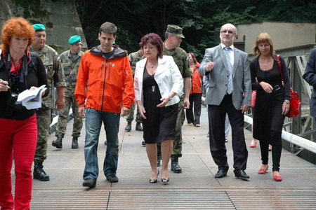 M. Hrbata a Jana Vaňhová se prošli po mostě