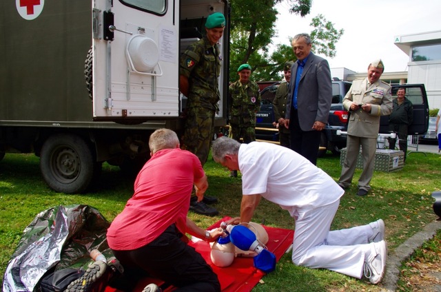 Poskytování první pomoci v podání armádních zdravotníků