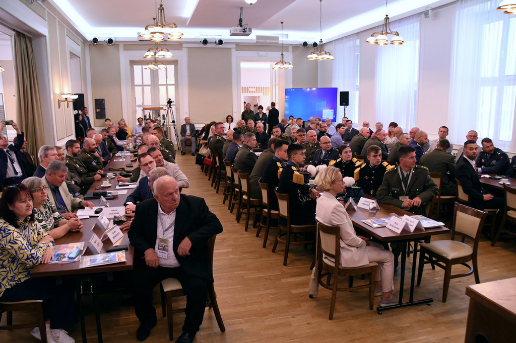Na Univerzitě obrany si vojenské školy vyměňují informace z oblasti leadershipu a obraných technologií 