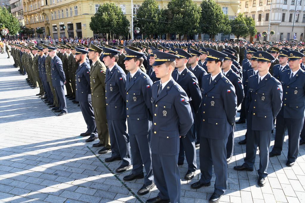 Univerzita obrany vyřadila dvě stovky absolventů, poprvé za účasti prezidenta