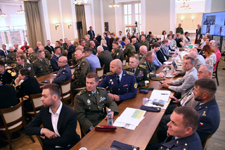 Na Univerzitě obrany si vojenské školy vyměňují informace z oblasti leadershipu a obraných technologií 