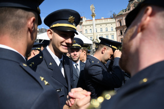 Univerzita obrany vyřadila dvě stovky absolventů, poprvé za účasti prezidenta
