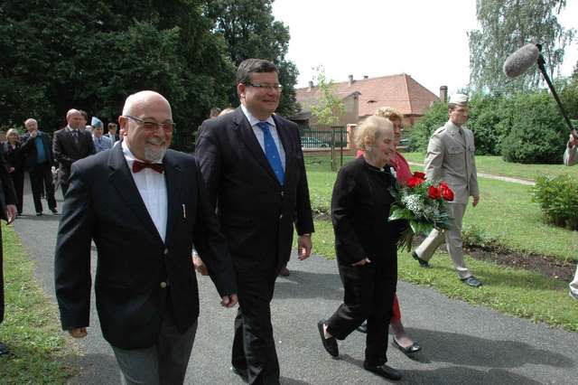 Madeleine Albrightová v Památníku Terezín