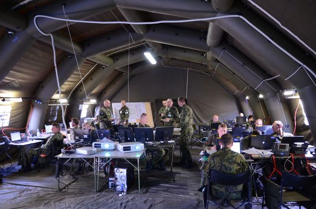 major Jiří Pazděra řídí boj na takticko operačním centru 4.brigády rychlého nasazení